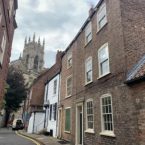  Holiday home 7 Precentor's Court