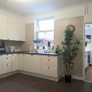  Holiday home Modern Double W Private Bath & Free Parking