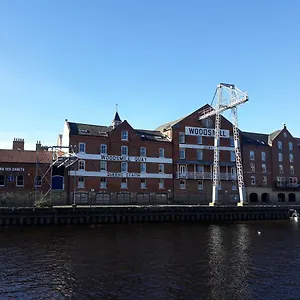  Apartment Riverside